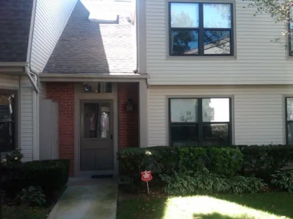 https://photos.zillowstatic.com/fp/5ac1bc5e0e2ee3ea3a20b12024ff54e7-p_e.webp