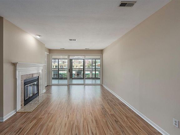 3rd image of 4570 Laclede Ave APT 208