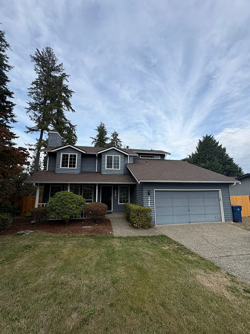 Fairwood Home for lease two story fenced yard with RV parking — Photo 1