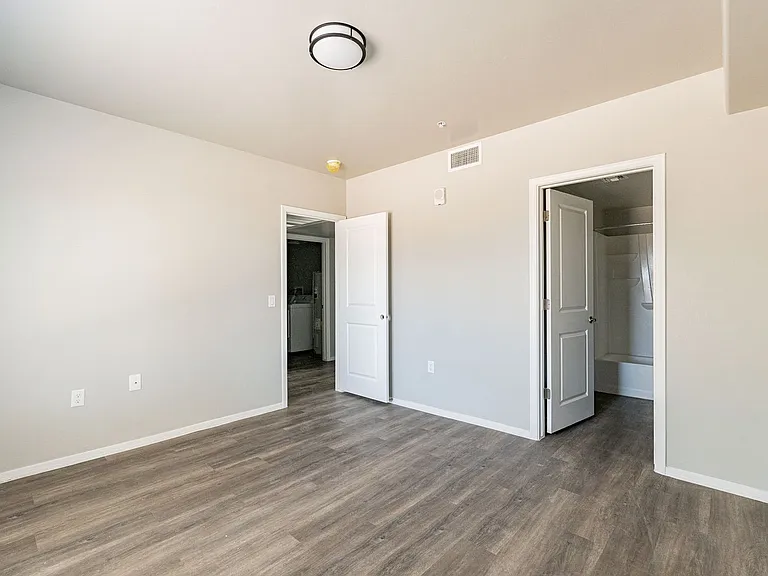 Bellevue Apartments — Photo 20