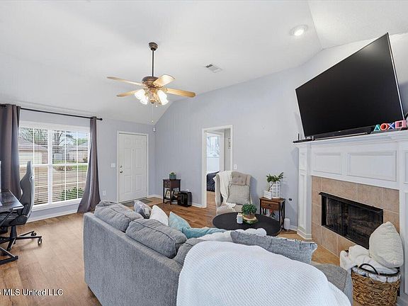 3rd image of 403 Oak Bnd