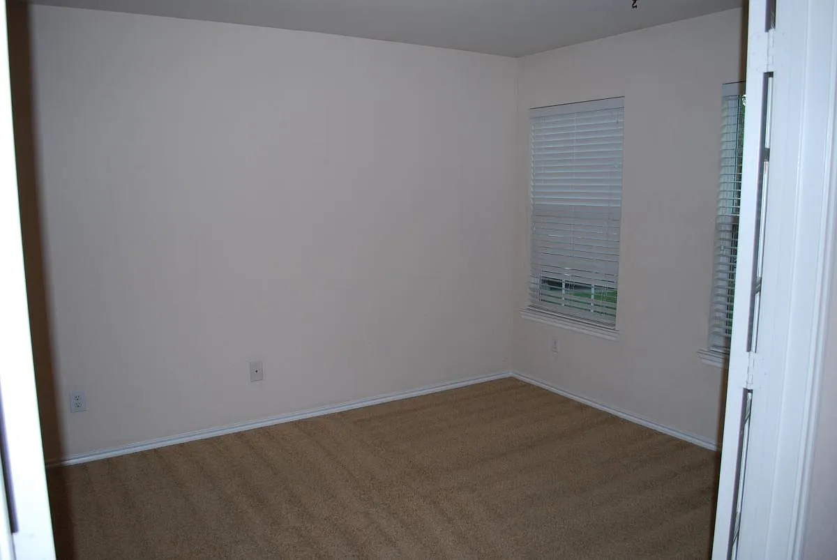 3 bed, 1885 sqft, $2,200 — Photo 3
