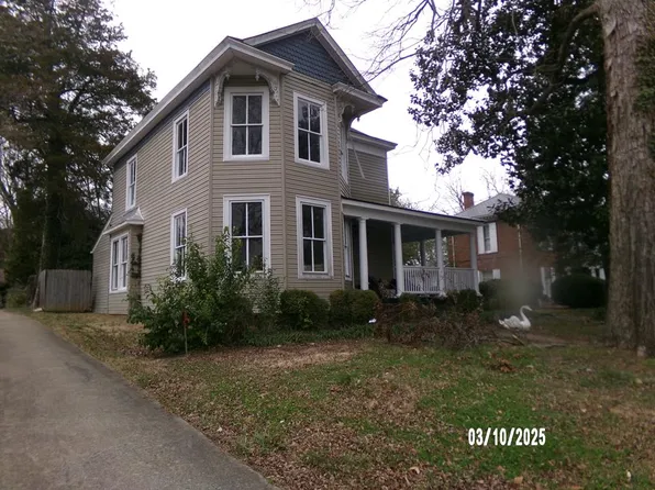120 Maple Ave, Halifax, VA 24558