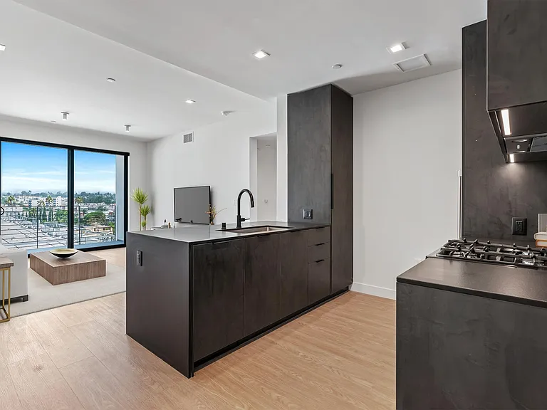 Venue Residences — Photo 92