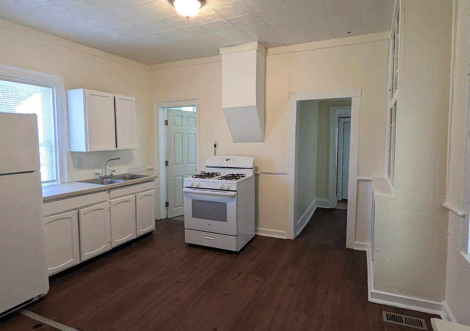 523 W Grand Ave. — Photo 3