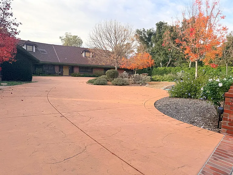 711 Country Club Dr — Photo 2