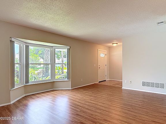 4th image of 832 Wildwood Cir
