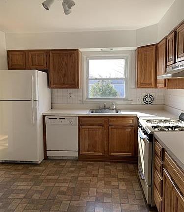 3rd image of 271 Lynne Ln