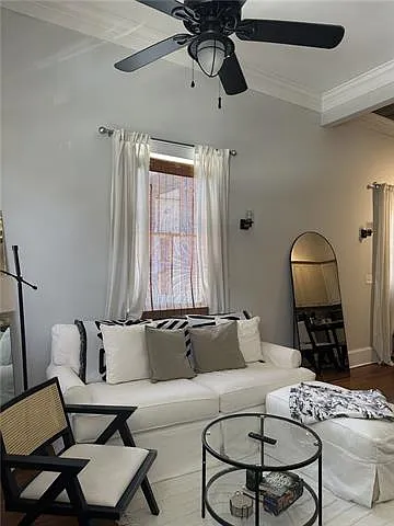 1 bed, 1.0 bath, 870 sqft, $1,350 — Photo 2