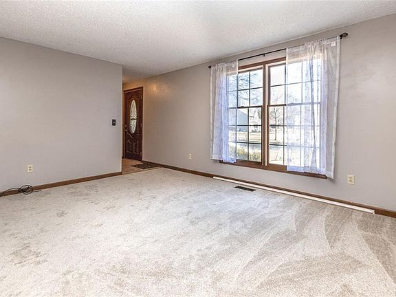 2nd image of 35 Deepwood Ct