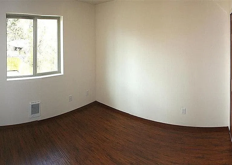 2417 E 8th Ave — Photo 12