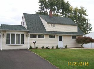 44 Great Oak Rd, Levittown, PA 19057