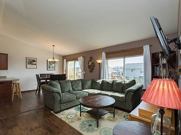 4th image of 416 23rd Ave N