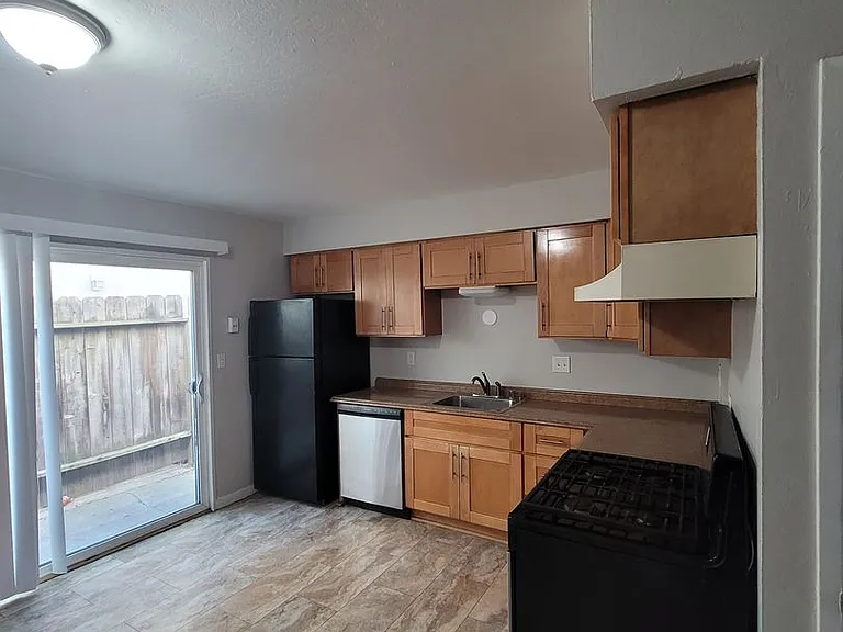 1108 W 5th St — Photo 3