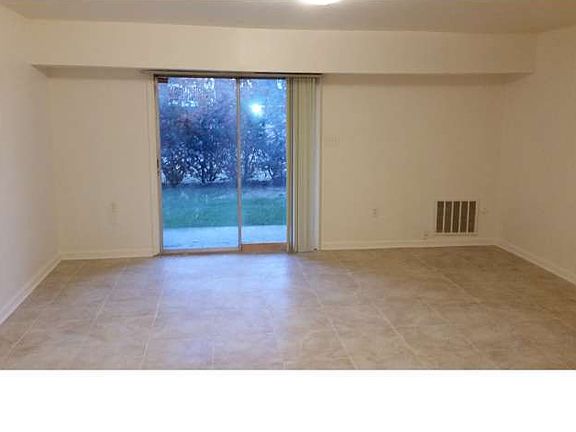 4th image of 839 Henri Ct