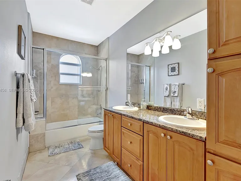853 SW 11th Ct — Photo 37