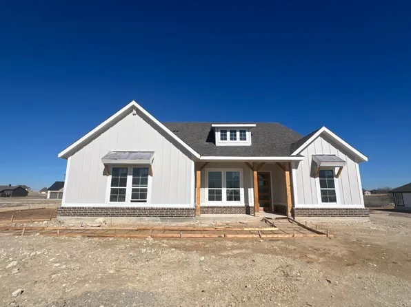 141 Pampas Ct, Decatur, TX 76234