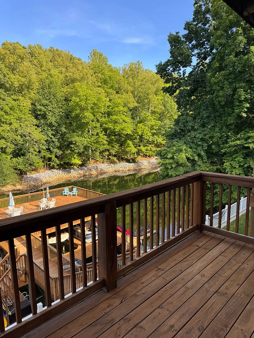 3 Bedroom || 3.5 Bathroom - Lakefront Townhome — Photo 4