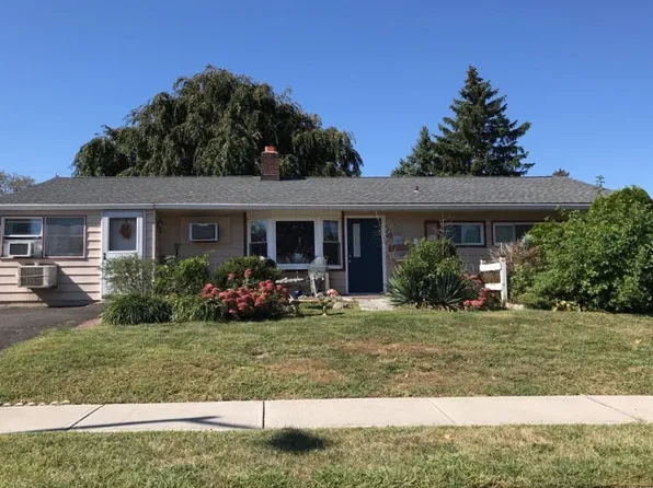 43 Favored Ln, Levittown, PA 19055