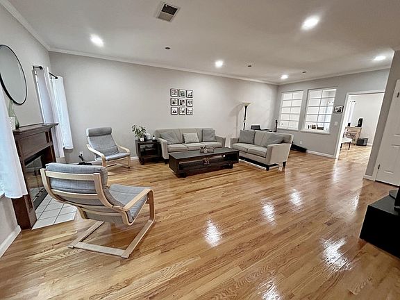 3rd image of 974 La Mesa Ter Unit B