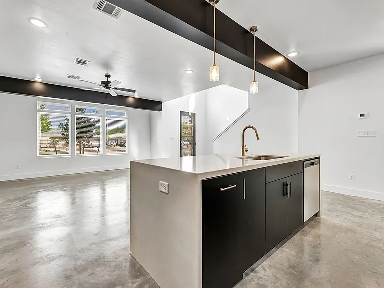 211 Lynn Dr — Photo 12