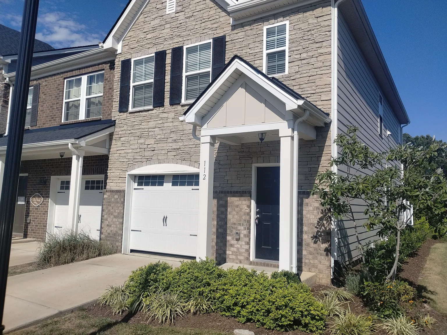 3 bed, 2.5 bath, 1487 sqft, $1,900 — Photo 2