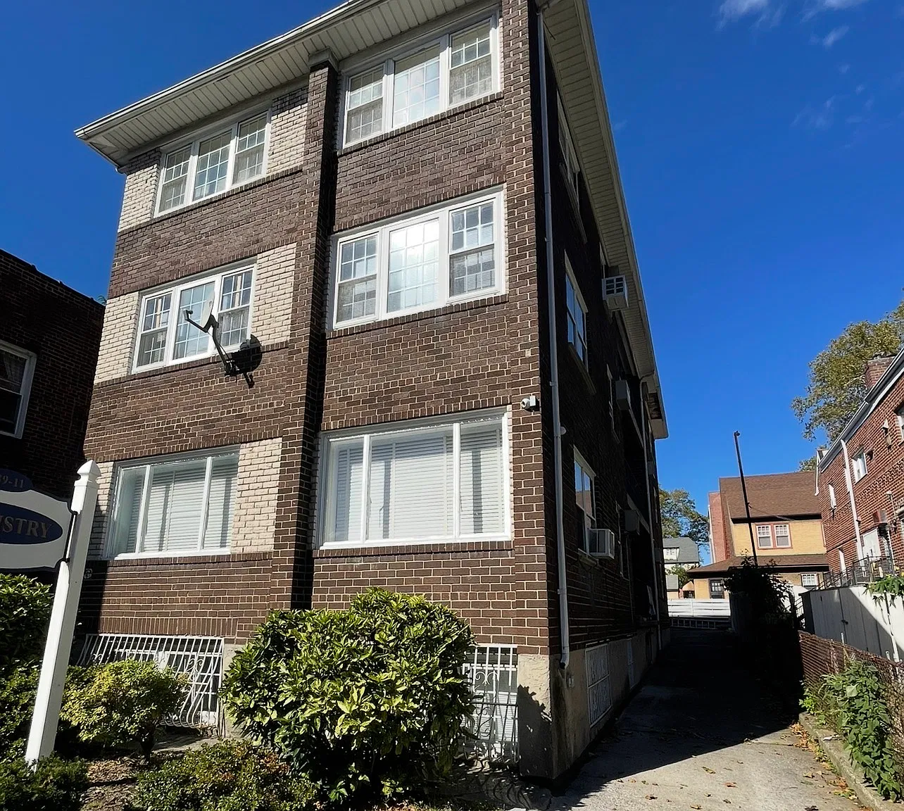 18914 Crocheron Ave — Photo 2