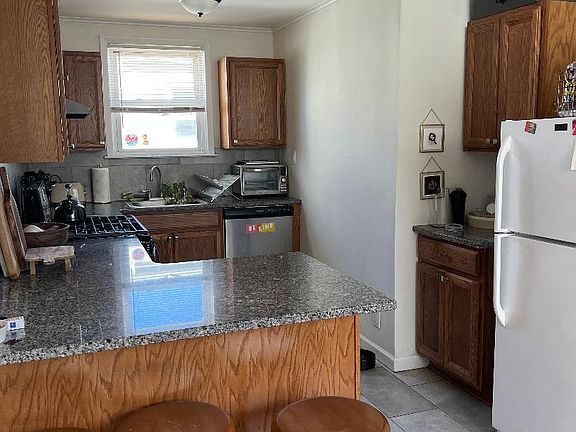 5th image of 980 W Beech St Floor 2