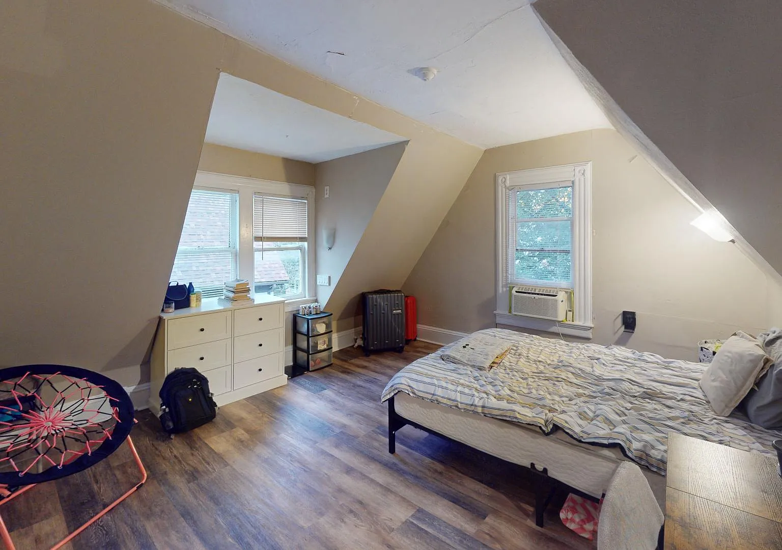2 bed, 1000 sqft, $1,350 — Photo 4