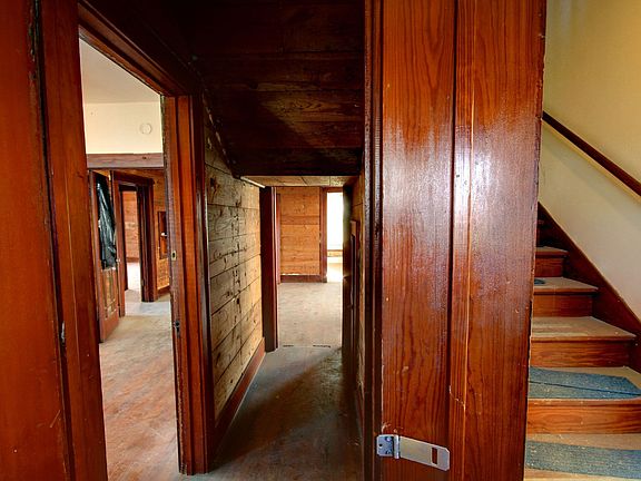 Foyer dividing Up and Downstairs