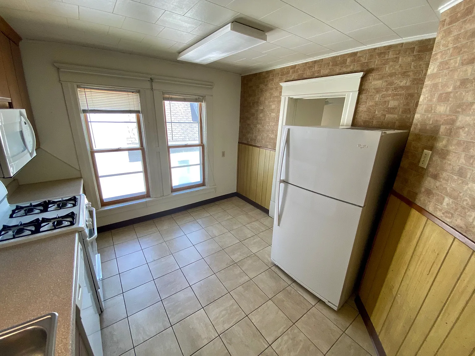 4 bed, $1,900 — Photo 2