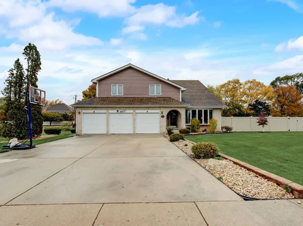 10 Americana Ct, Roselle, IL 60172