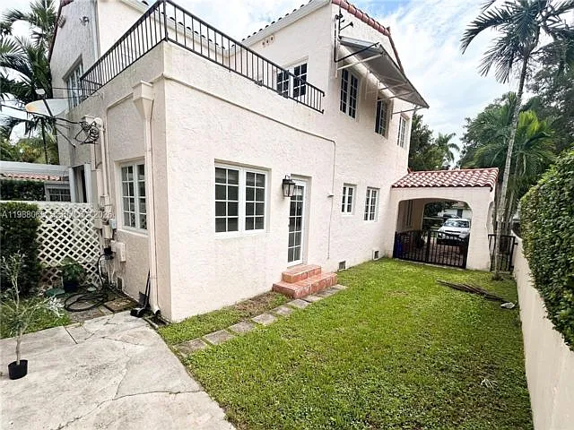 2504 Alhambra Cir — Photo 13