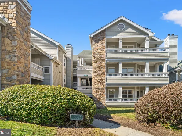 13085 Autumn Woods Way APT 304, Fairfax, VA 22033