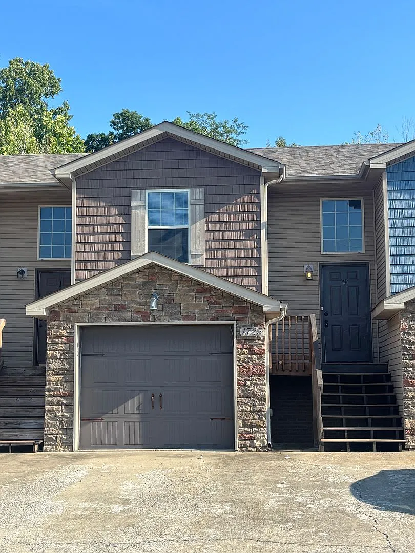 Townhome for Rent with Garage! — Photo 2