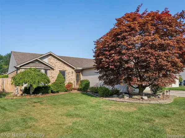 52873 D W Seaton Dr, Chesterfield, MI 48047