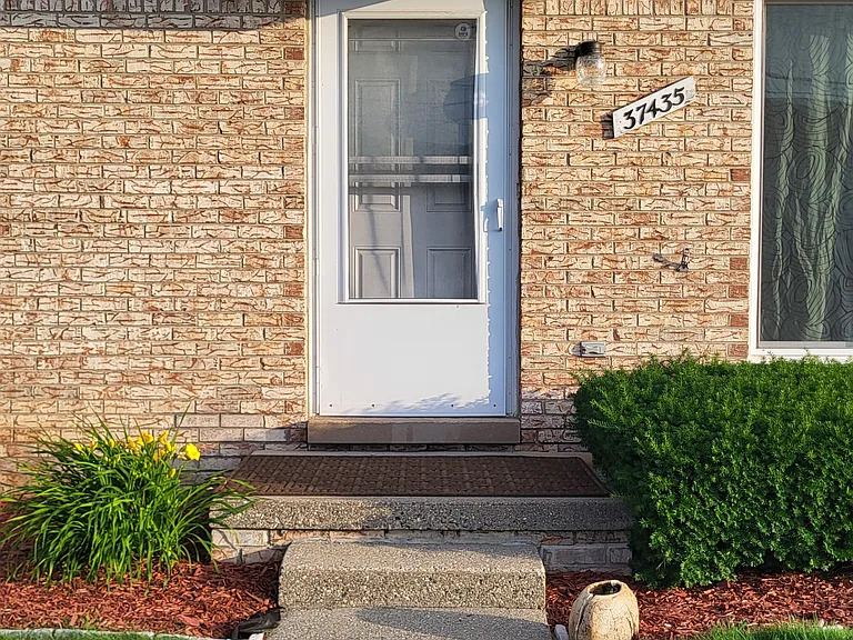 37435 Colonial Dr — Photo 1