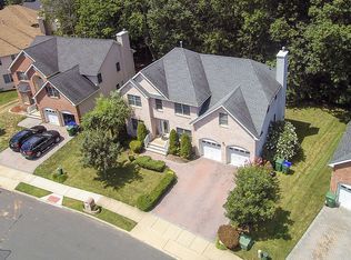 74 Melbloum Ln, Edison, NJ 08837