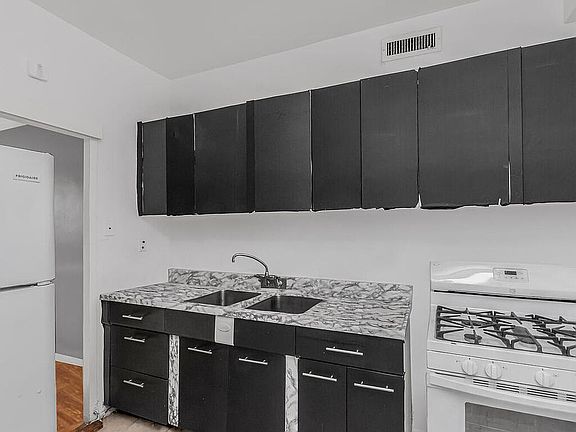 3rd image of 8 Fordham Hill Oval APT 3D