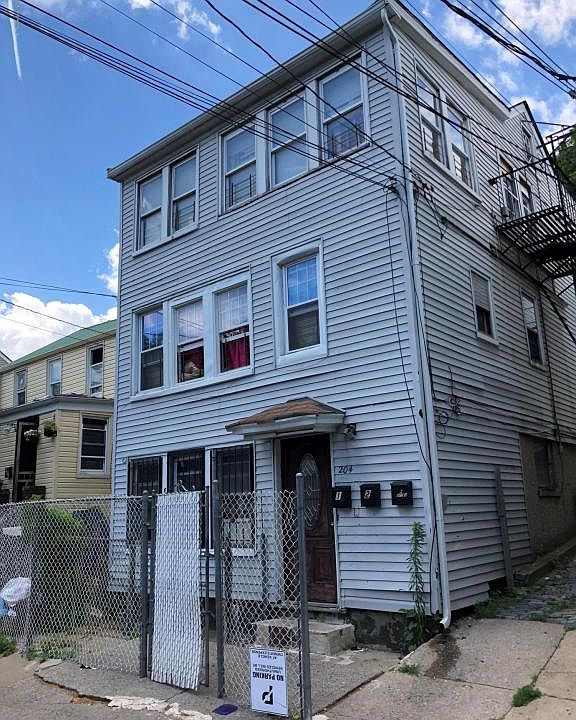 1st image of 204 Gordon St
