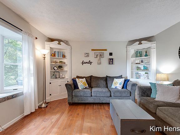 5th image of 5919 Samrick Ave NE