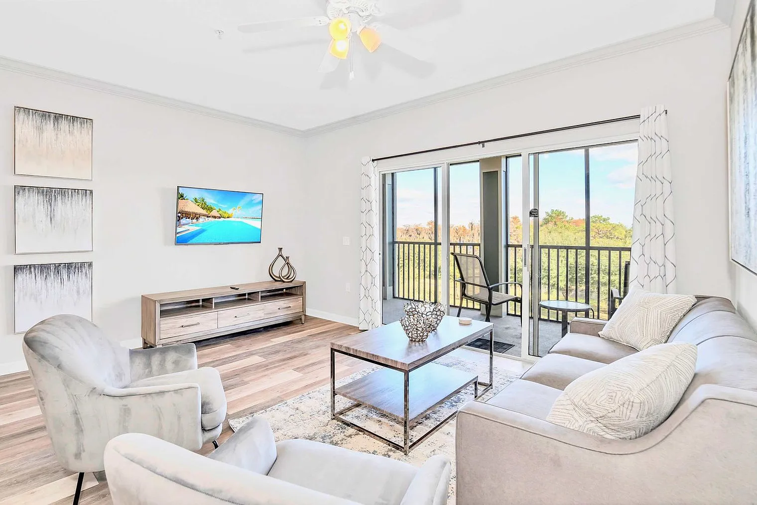 3 bed, 2.0 bath, 1722 sqft, $3,082 — Photo 2