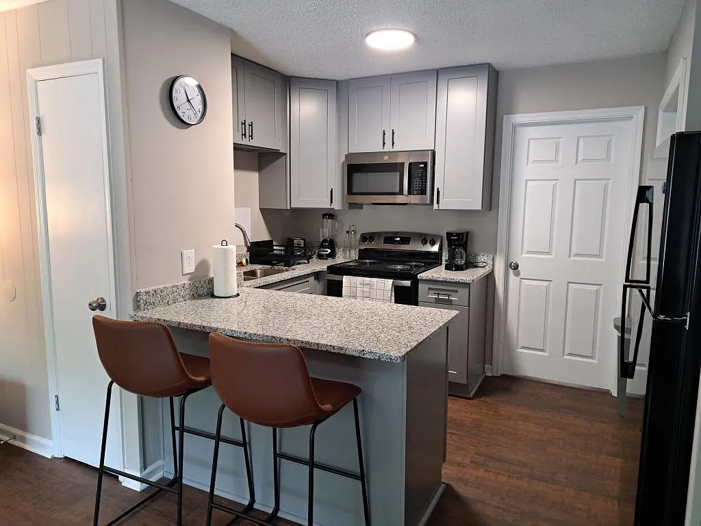 140 Prentice Pl — Photo 1