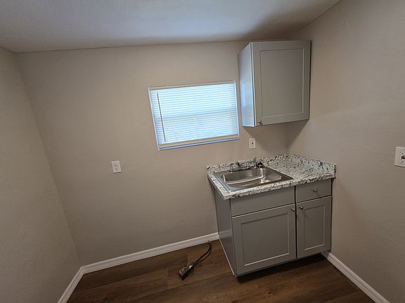 5th image of 737 1/2 W Robinson St