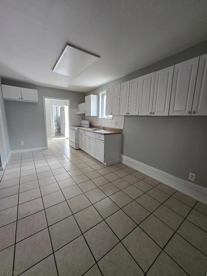 2 bed, 1.0 bath, $1,850 — Photo 2