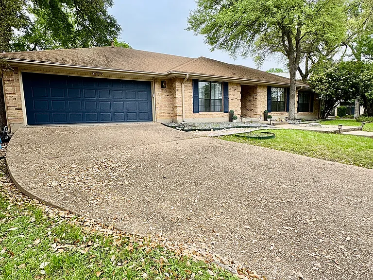 2110 Wychwood Dr — Photo 3