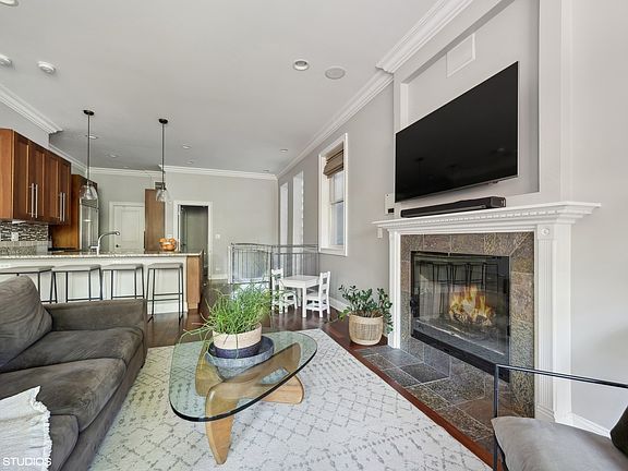 5th image of 726 W Schubert Ave APT 1FE
