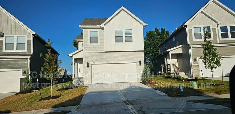 8716 SW Edgewater Dr — Photo 1