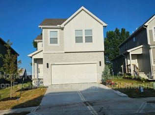 8716 SW Edgewater Dr, Blue Springs, MO 64064