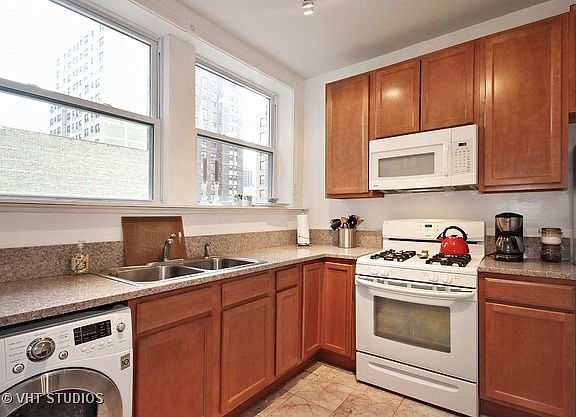 4th image of 1052 W Granville Ave #28